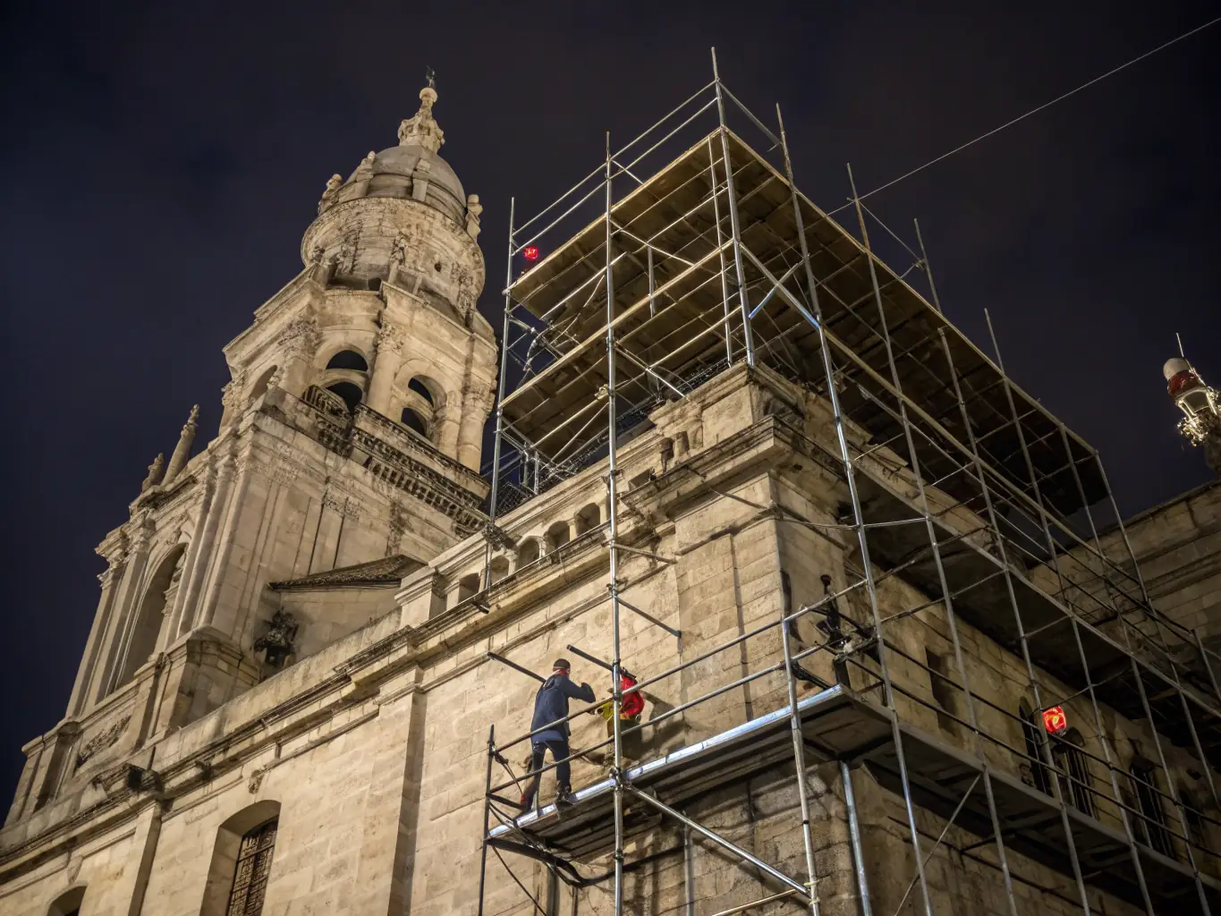 A detailed image of the restoration work being done on a historic building in Argenton, highlighting AASNP's commitment to preserving architectural heritage.